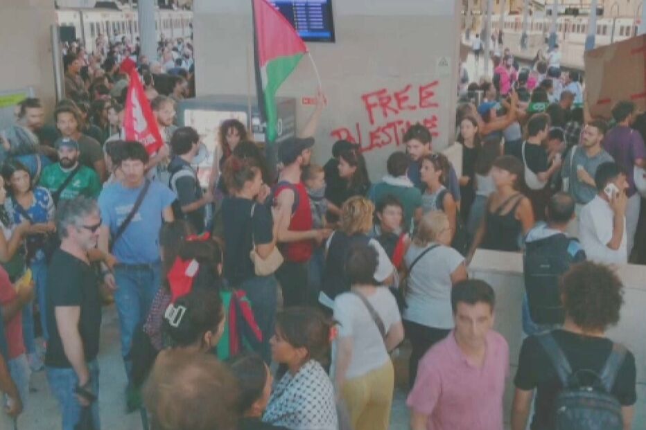 Vários manifestantes barricados em comboios na estação do Rossio após protesto pró-Palestina