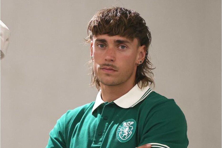 Ricardo Mangas, reforço do Sporting, fotografado com estátua de leão