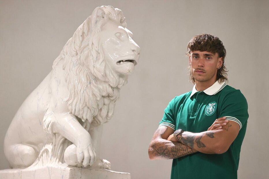 Ricardo Mangas, reforço do Sporting, fotografado com estátua de leão
