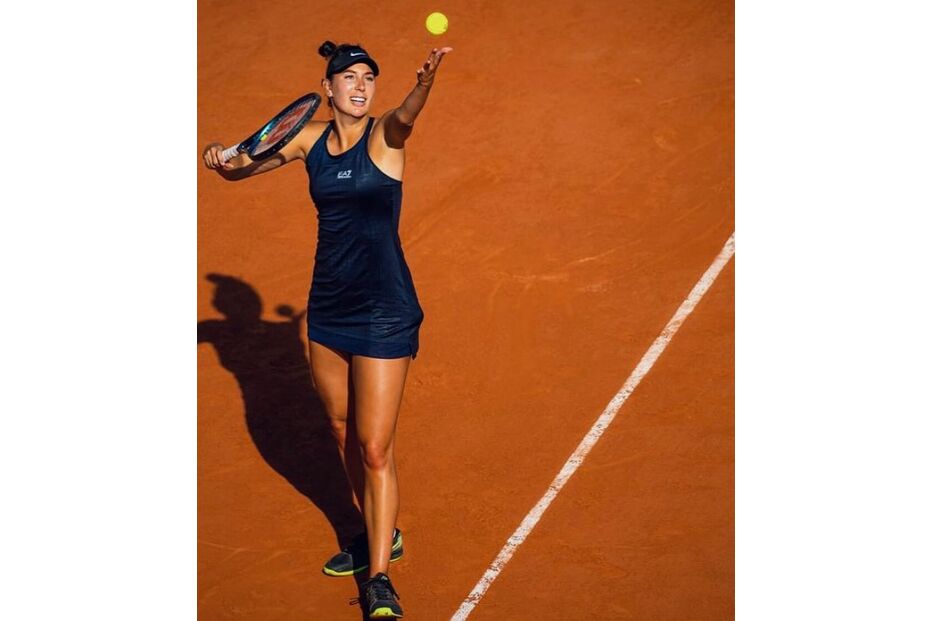 Océane Dodin, tenista profissional, explica como os implantes mamários não a afetam no jogo