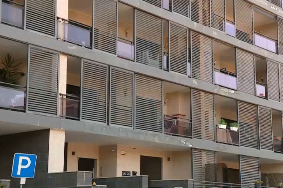 Moradores de prédio em Alcochete desesperam com cheiro a cadáver