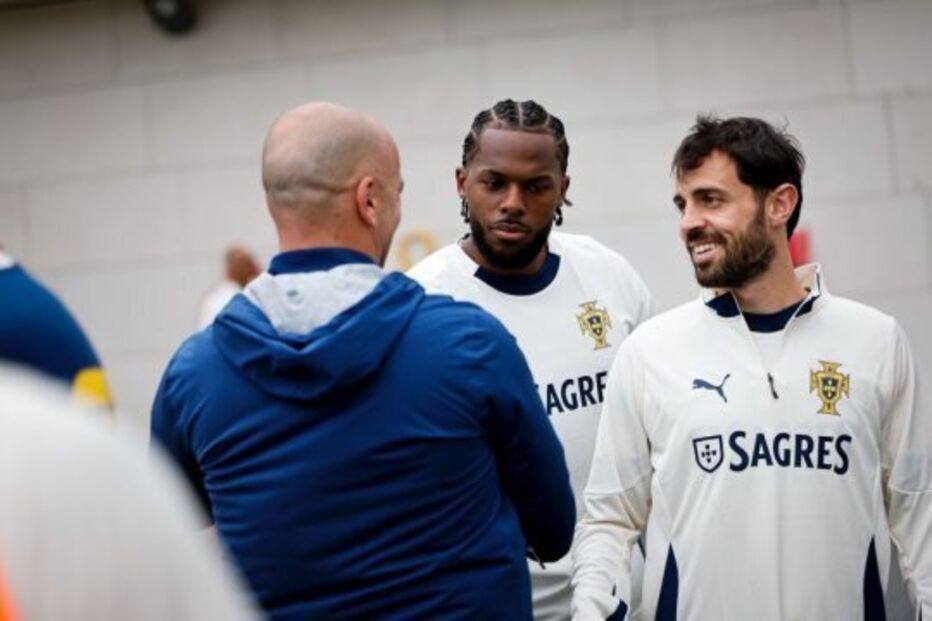 Nuno Tavares com Roberto Martínez e Bernardo Silva