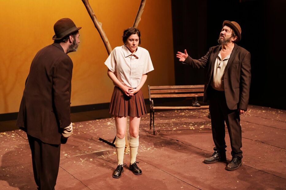 Atrizes e atores atuam numa peça teatral.
