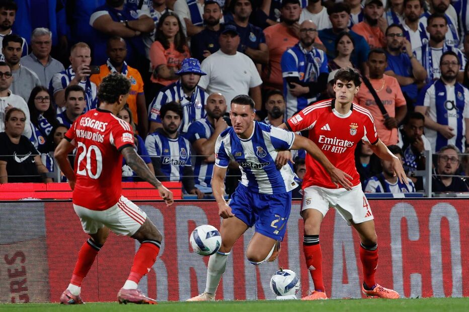 FC Porto e Benfica disputam lance no jogo; Deniz Gul ganha espaço na equipa