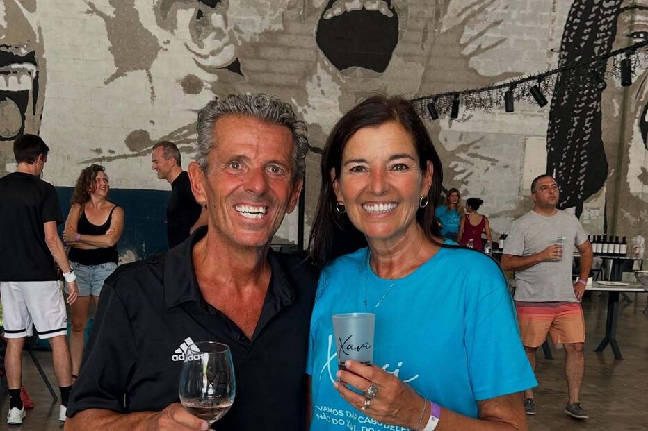 Pessoas reunidas num evento com camisolas de apoio a Xavi contra o cancro