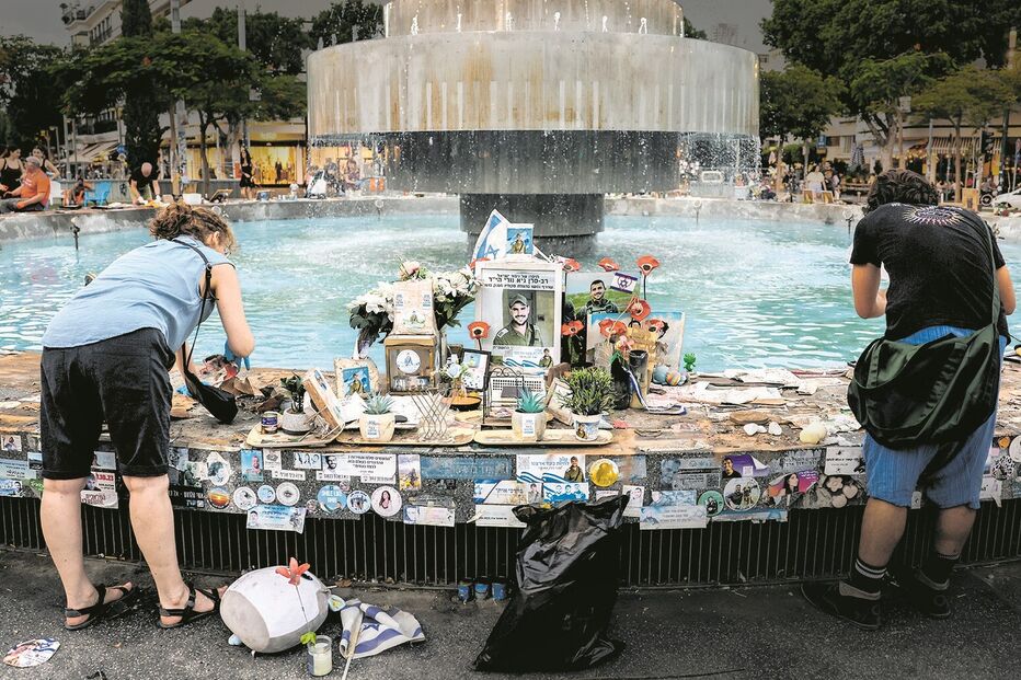 Memorial às vítimas dos ataques de 7 de outubro de 2023 na Praça Dizengoff em Telavive