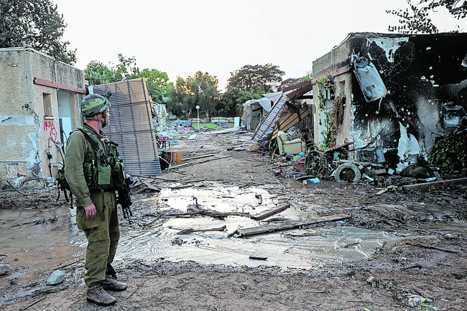 Ataque. Destruição no ‘kibbutz’ de Kfar Aza, um dos alvos do Hamas no 7 de outubro. Cerca de 1200 pessoas morreram