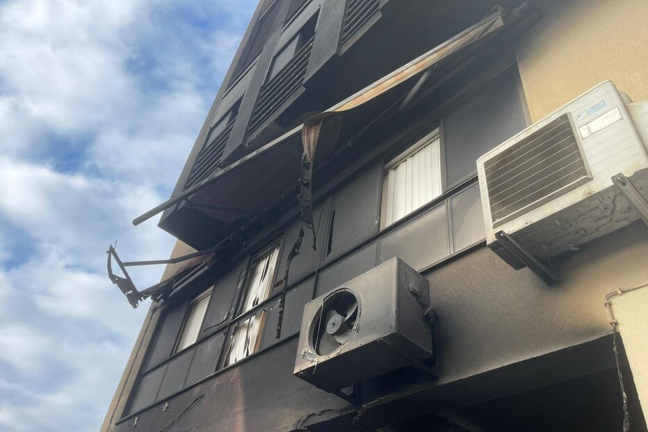 Loja abandonada consumida pelas chamas em Almada