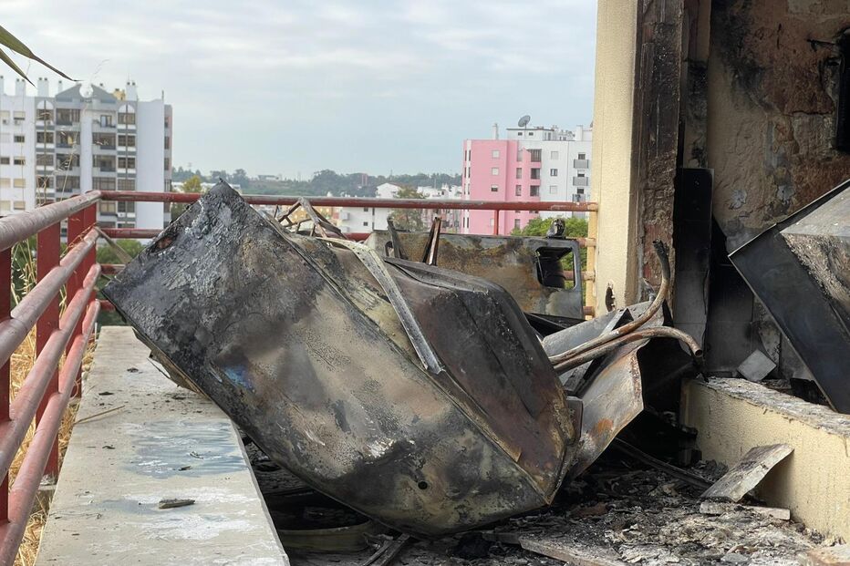 Loja abandonada consumida pelas chamas em Almada