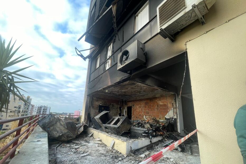 Loja abandonada consumida pelas chamas em Almada