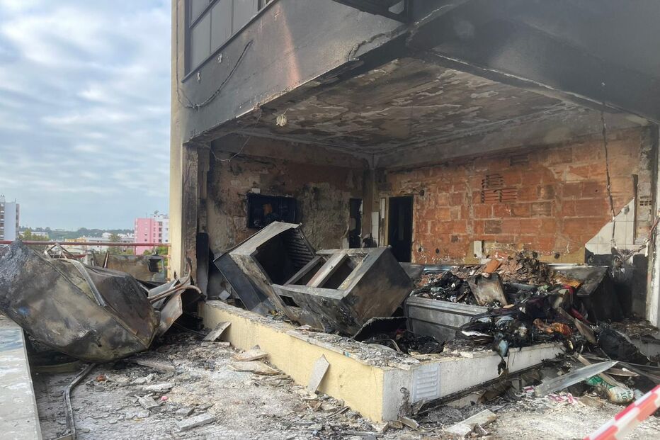 Loja abandonada consumida pelas chamas em Almada