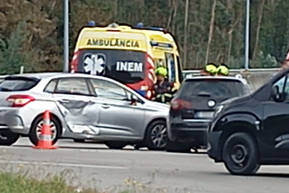 Um ferido após colisão entre dois carros em Ovar