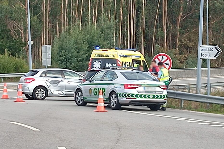 Um ferido após colisão entre dois carros em Ovar