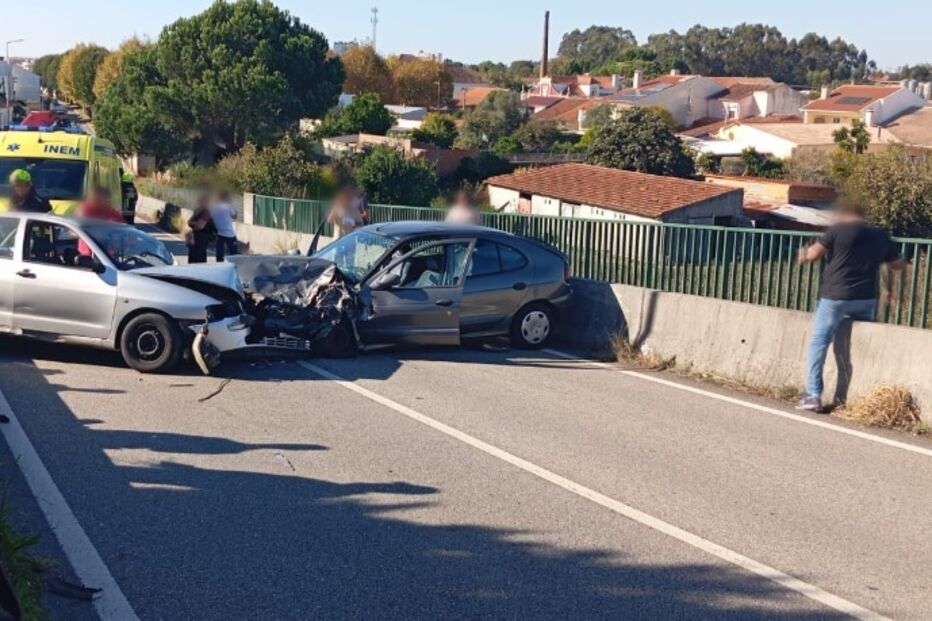Três feridos em colisão entre dois carros em Ovar
