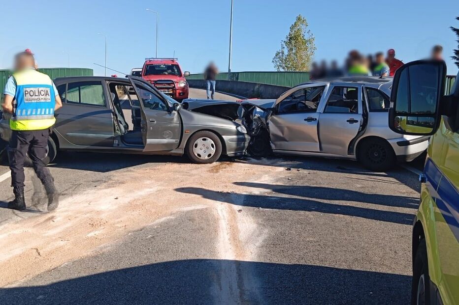 Três feridos em colisão entre dois carros em Ovar