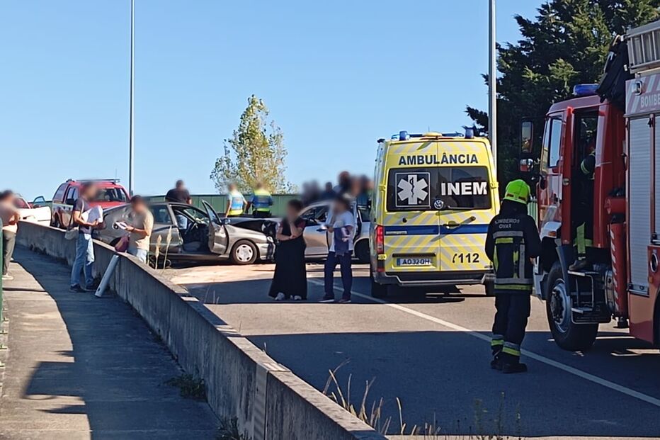 Três feridos em colisão entre dois carros em Ovar