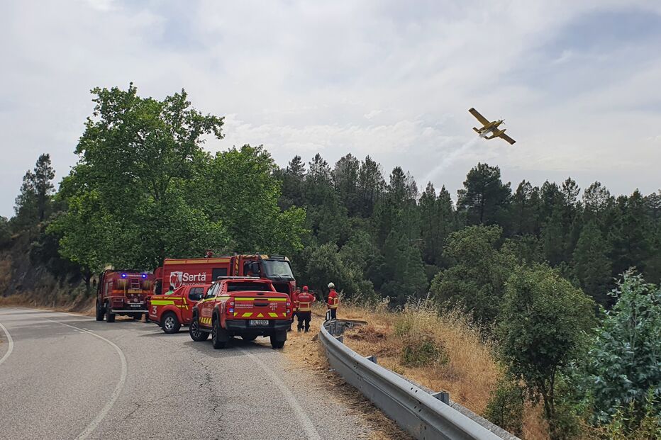 PJ investiga incêndios na Guarda com apoio de bombeiros e avião