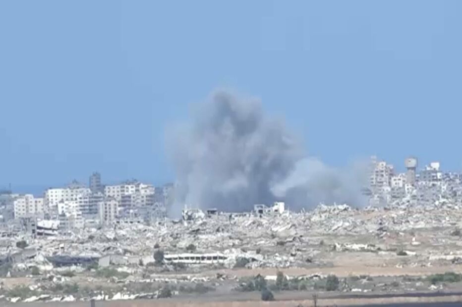 Explosão perto de edifícios na Faixa de Gaza