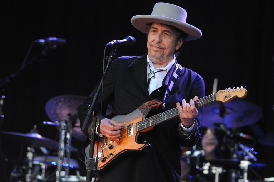 Bob Dylan atua com guitarra após vencer o Prémio Nobel da Literatura