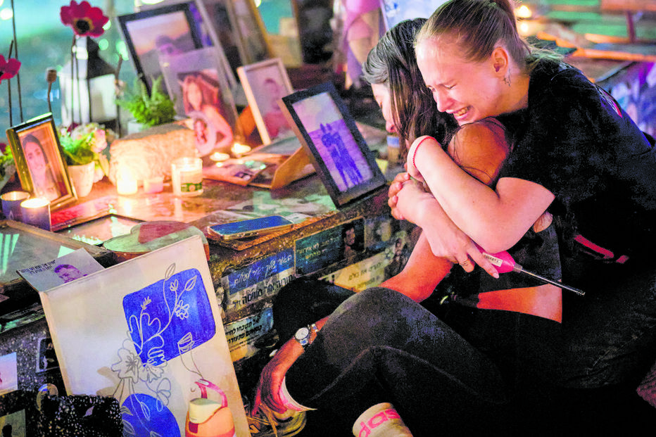 Familiares e amigos das vítimas do ataque terrorista doHamas e dos reféns reuniram-se numa vigília em Telavive 