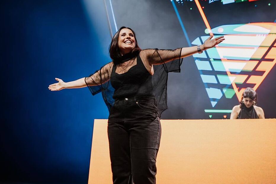 Concerto de Carolina Deslandes com iluminação vibrante e ecrã