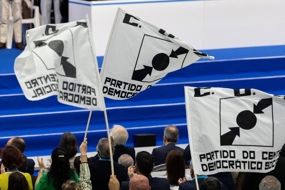 Bandeiras do CDS-PP em homenagem a Pires dos Reis, falecido conselheiro nacional do partido