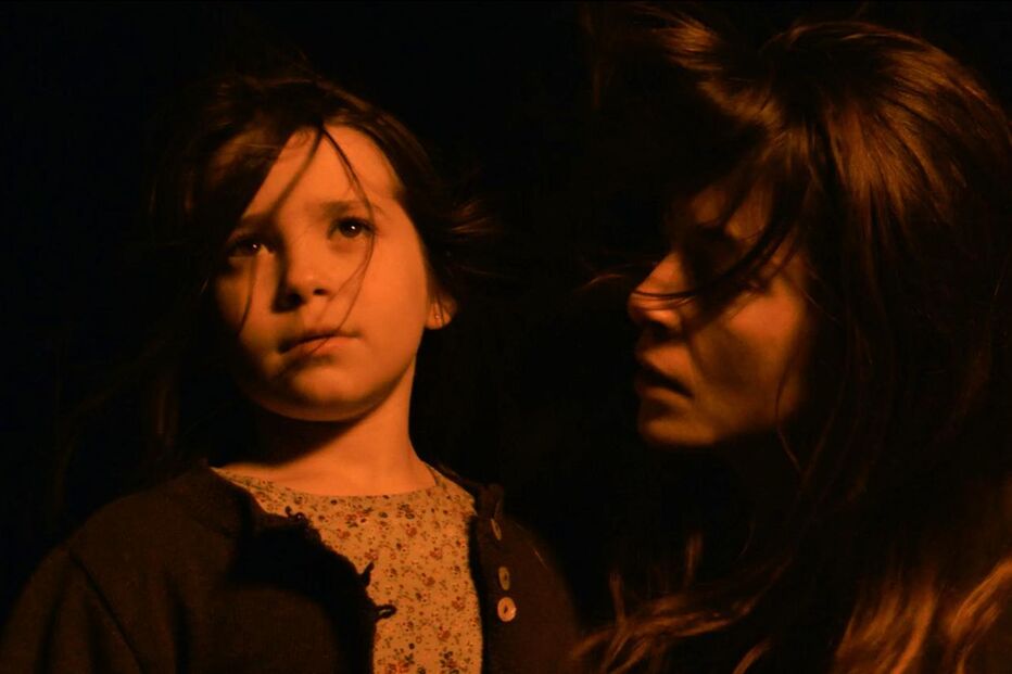 Retrato de uma mulher e uma criança com pouca luz