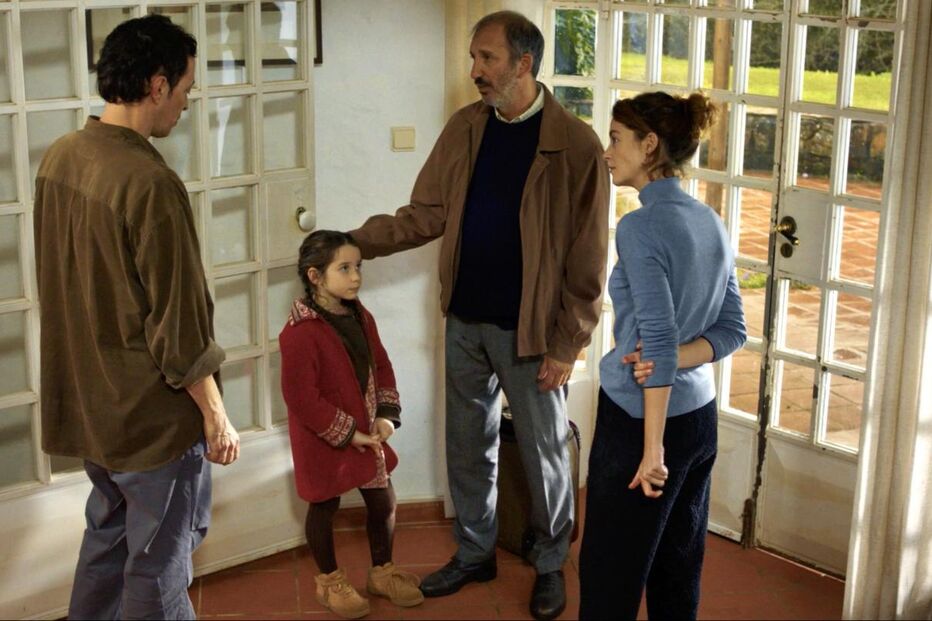 Uma família reunida junto a uma porta envidraçada