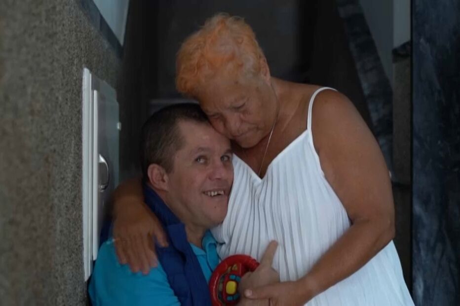 Devido à sua condição oncológica Glória devia descansar mas vive uma vida altamente desgastante