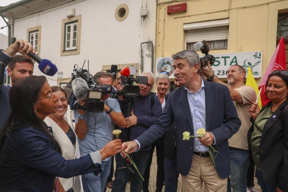 José Luís Carneiro em arruada em Coimbra pede celeridade no caso Spinumviva