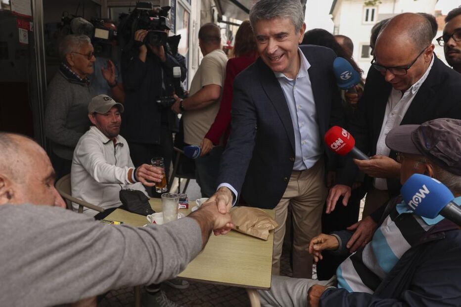 José Luís Carneiro durante uma arruada em Condeixa-a-Nova
