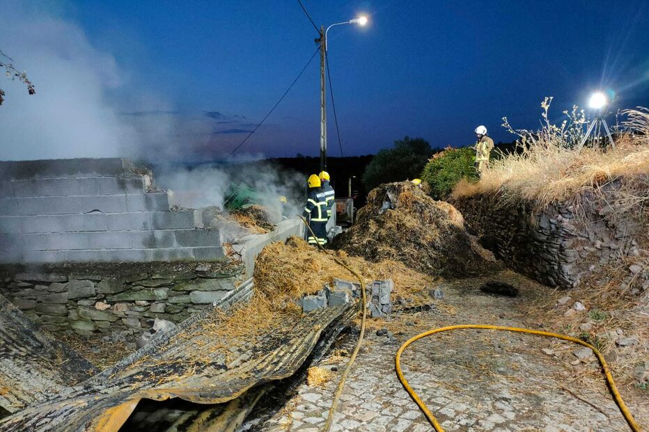 Incêndio destrói armazém com trator e palha em Avidagos