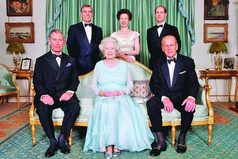 Retrato da família real britânica com a rainha Elizabeth II e o príncipe Philip