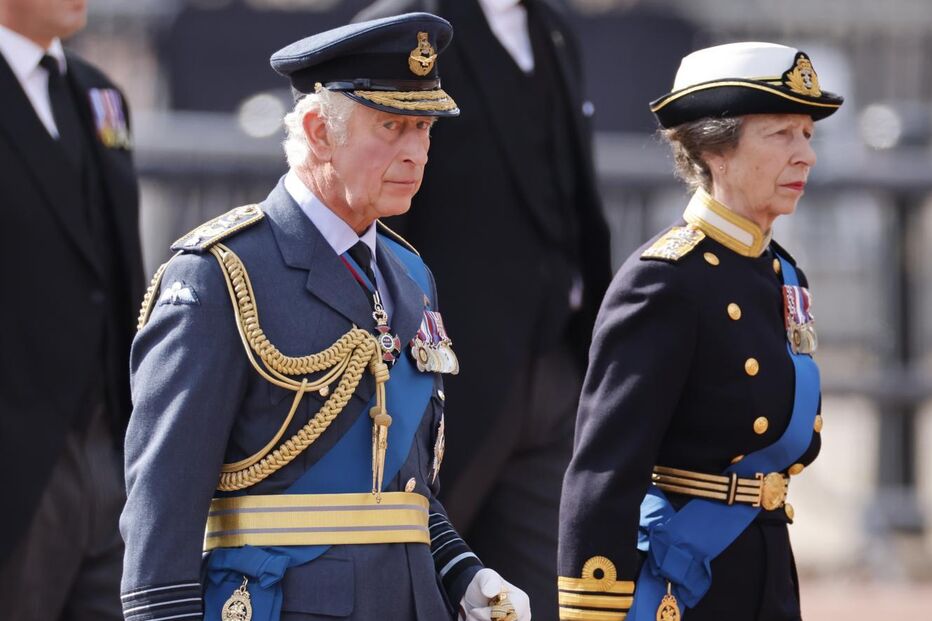 Rei Carlos III e Princesa Ana surgem com fardas militares