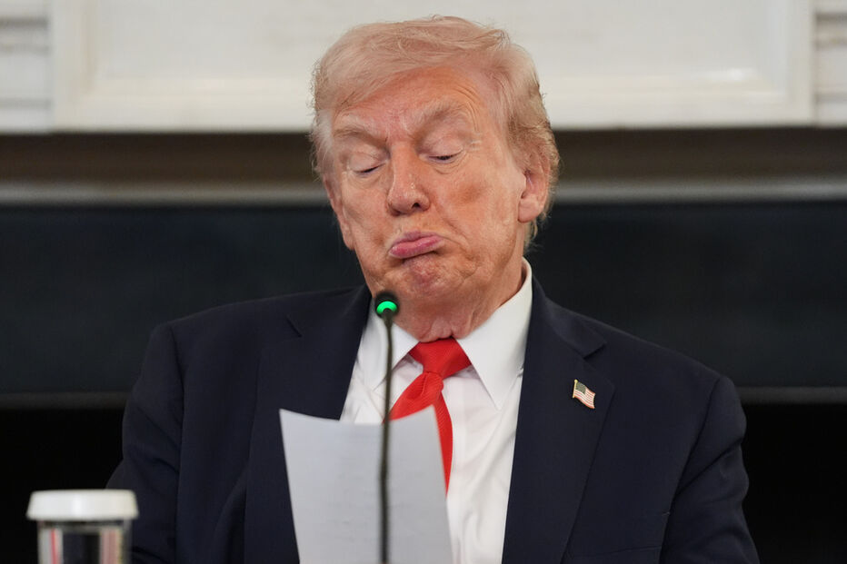 Trump lê um documento ao microfone