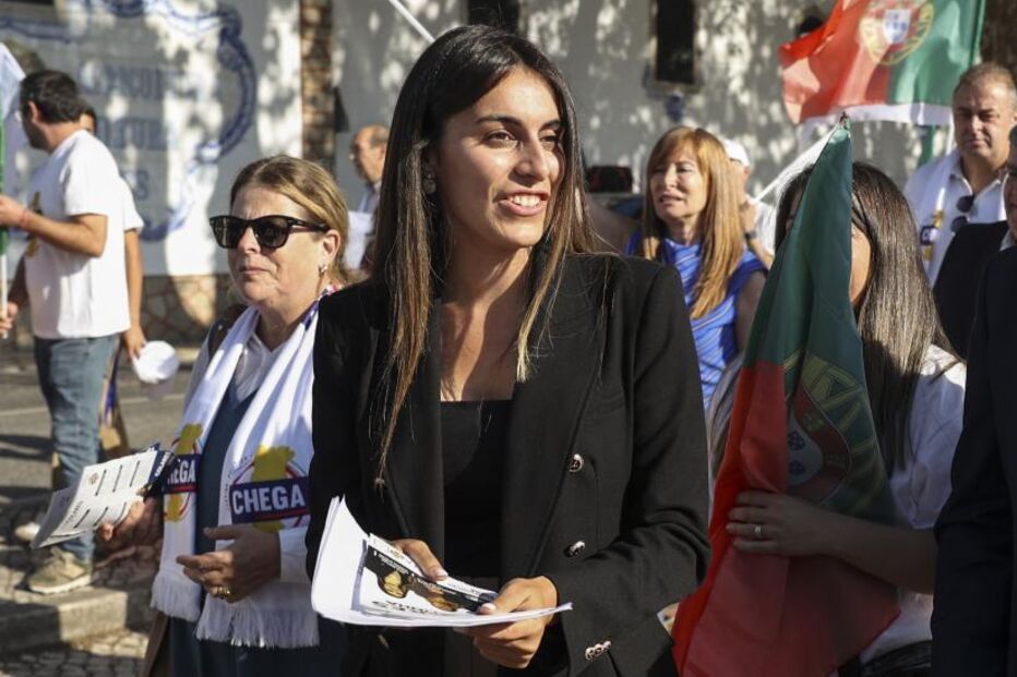 Rita Matias, candidata do Chega em Sintra, surpreende Hélio Filipe no seu aniversário