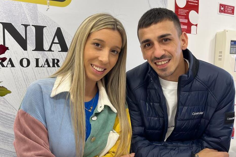 Uma mulher e um homem posam para uma foto