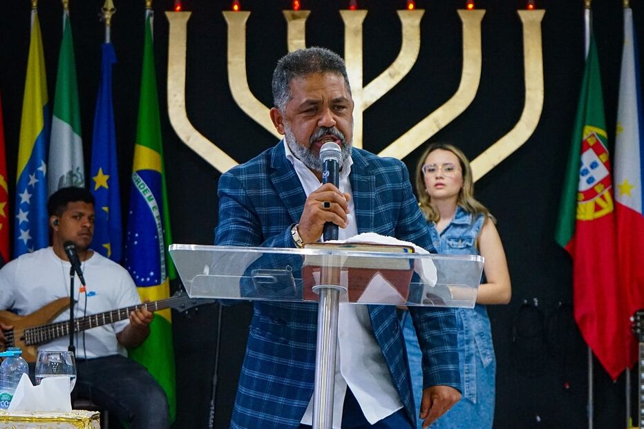 Sónia Jesus e Vitó tentam reconciliação com ajuda do pastor Adeildo José da Silva, no Monte do Resgate