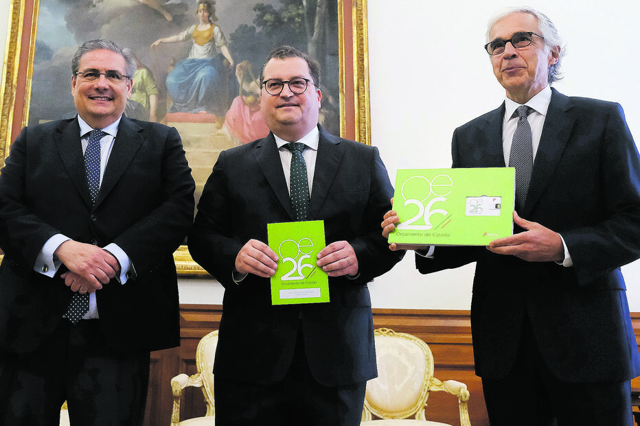 O ministro das Finanças entregou esta quinta-feira a proposta do Orçamento do Estado no Parlamento