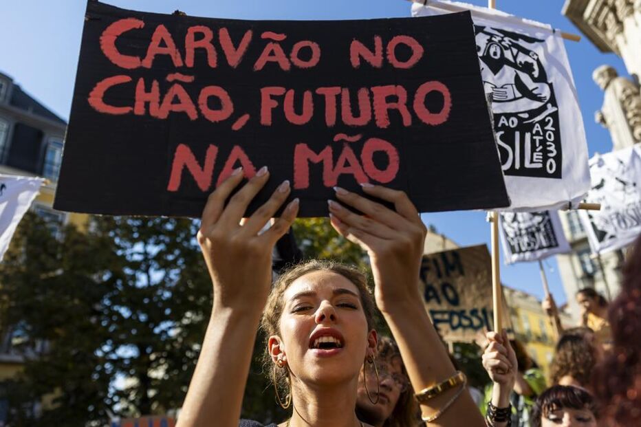 Cerca de 200 jovens manifestam-se pelo fim ao fóssil em Lisboa