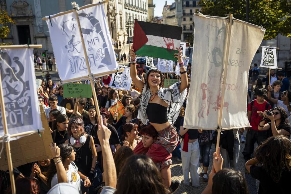 Cerca de 200 jovens manifestam-se pelo fim ao fóssil em Lisboa