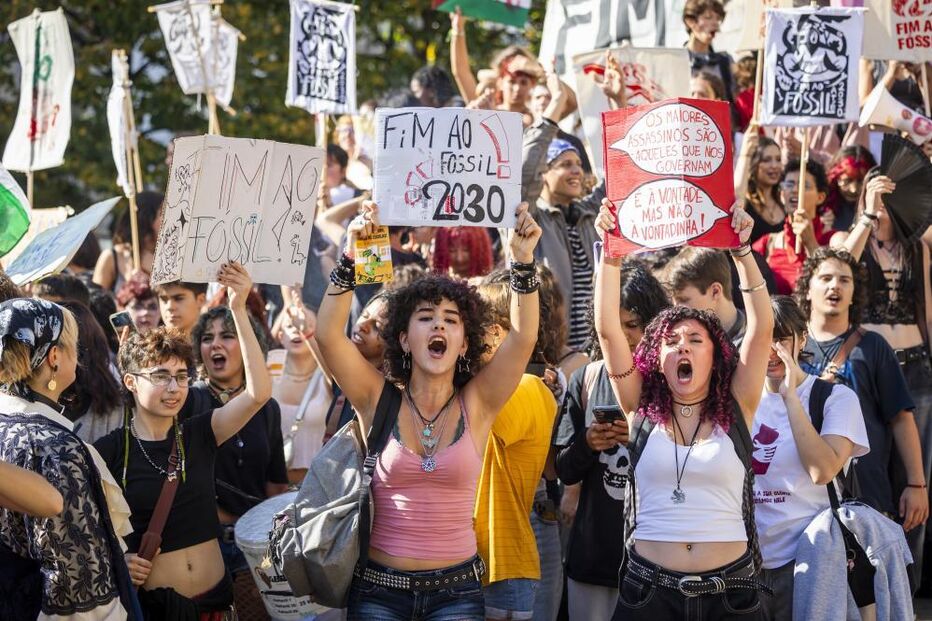 Cerca de 200 jovens manifestam-se pelo fim ao fóssil em Lisboa