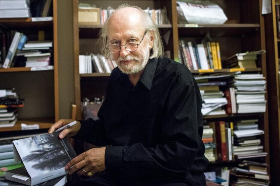 László Krasznahorkai, vencedor do Prémio Nobel da Literatura 2025, com a sua obra traduzida