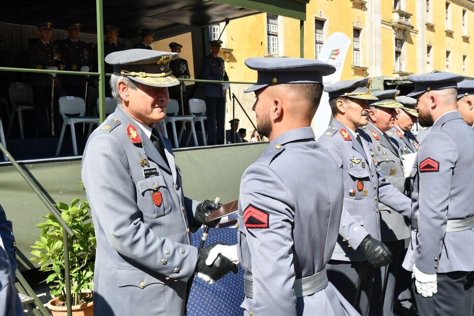 Cerimónia de ingresso de novos militares no Exército, em Mafra, presidida pelo General Mendes Ferrão