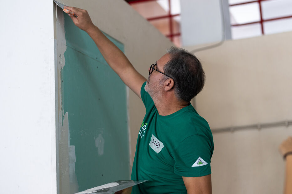 Voluntário, João, trabalha na recuperação do quartel dos Bombeiros da Ericeira