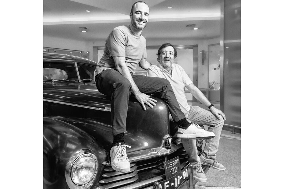 Rui Veloso recria capa icónica de 'Ar de Rock' com Bruno Salgado no Arrábida Shopping, no Porto