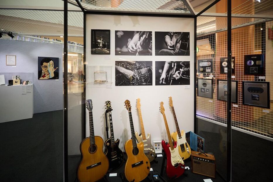 Exposição de Rui Veloso no Arrábida Shopping com guitarras e imagens de carreira