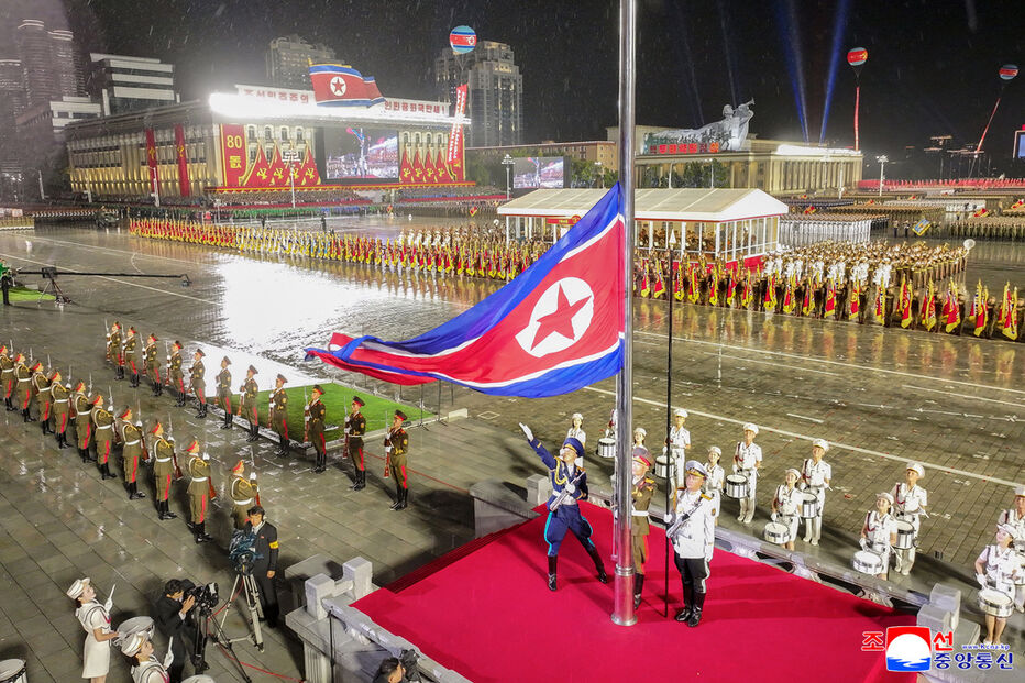 Coreia do Norte assinala aniversário com desfile militar em Pyongyang, exibindo míssil 