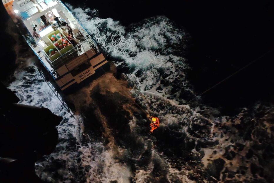 Resgate marítimo noturno perto de embarcação portuguesa