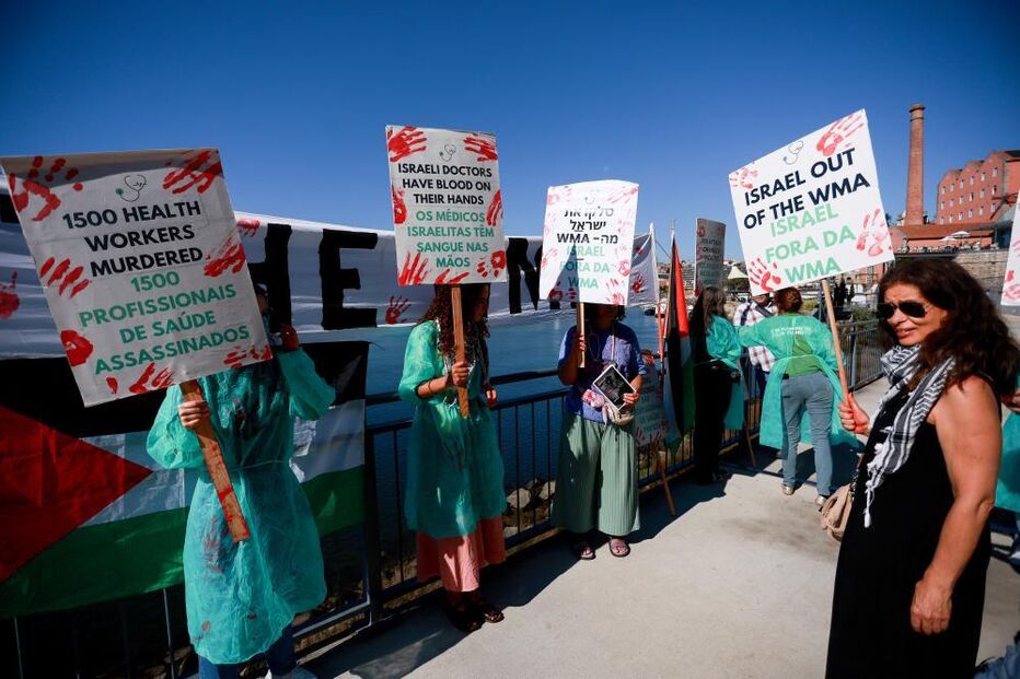 Manifestantes protestam contra médicos israelitas no Porto